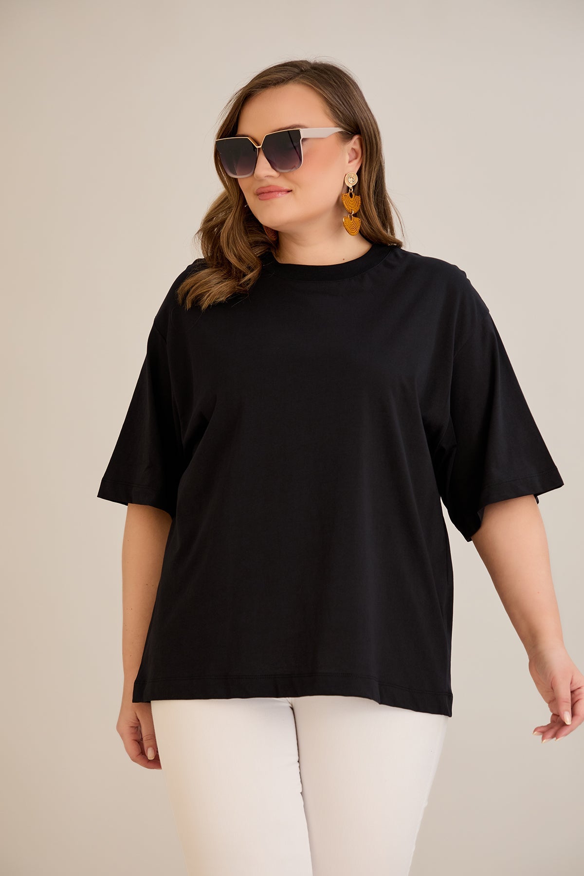 Βαμβακερή μπλούζα oversize 10355 σε μαύρο χρώμα σε μεγάλα μεγέθη