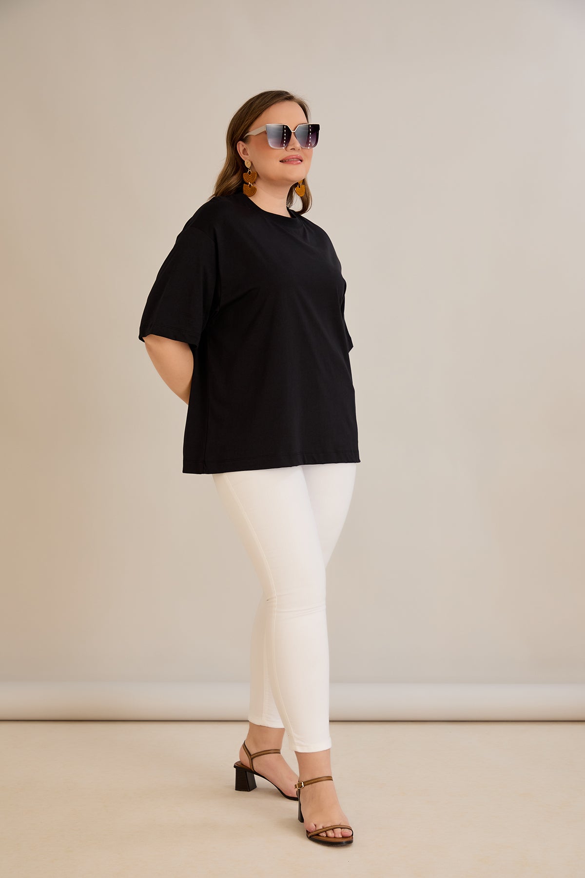 Βαμβακερή μπλούζα oversize 10355 σε μαύρο χρώμα σε μεγάλα μεγέθη