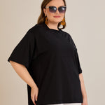 Βαμβακερή μπλούζα oversize 10355 σε μαύρο χρώμα σε μεγάλα μεγέθη