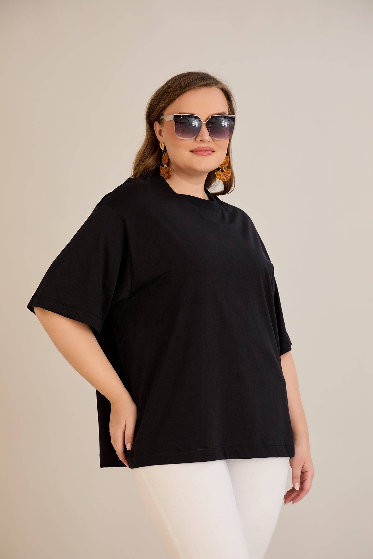 Βαμβακερή μπλούζα oversize 10355 σε μαύρο χρώμα σε μεγάλα μεγέθη