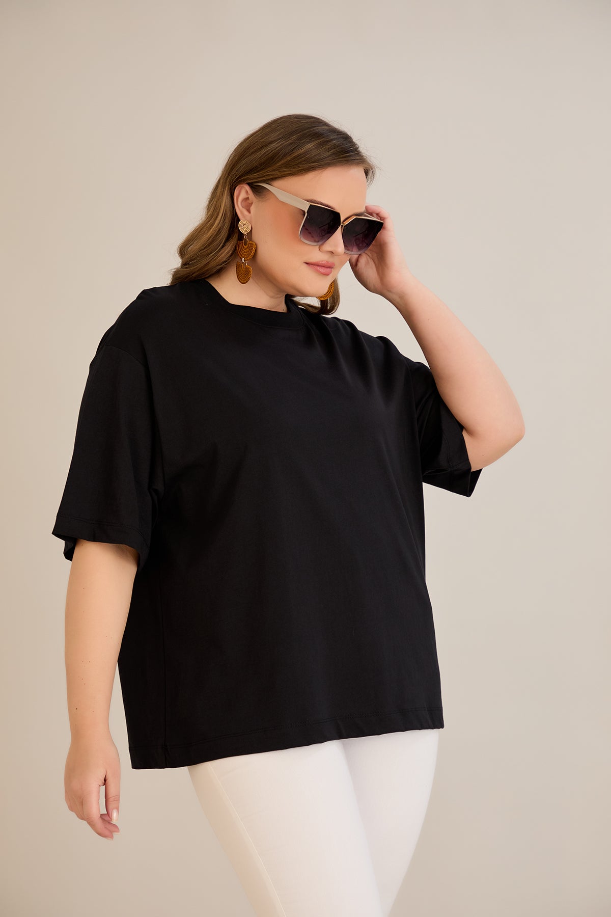 Βαμβακερή μπλούζα oversize 10355 σε μαύρο χρώμα σε μεγάλα μεγέθη