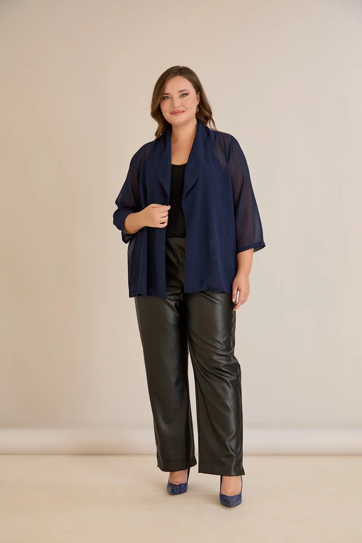 Γιορτινή κάπα από μουσελίνα σε σκούρο μπλε χρώμα σε μεγάλα μεγέθη