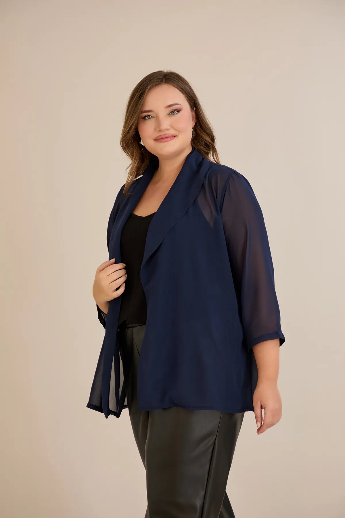 Γιορτινή κάπα από μουσελίνα σε σκούρο μπλε χρώμα σε μεγάλα μεγέθη