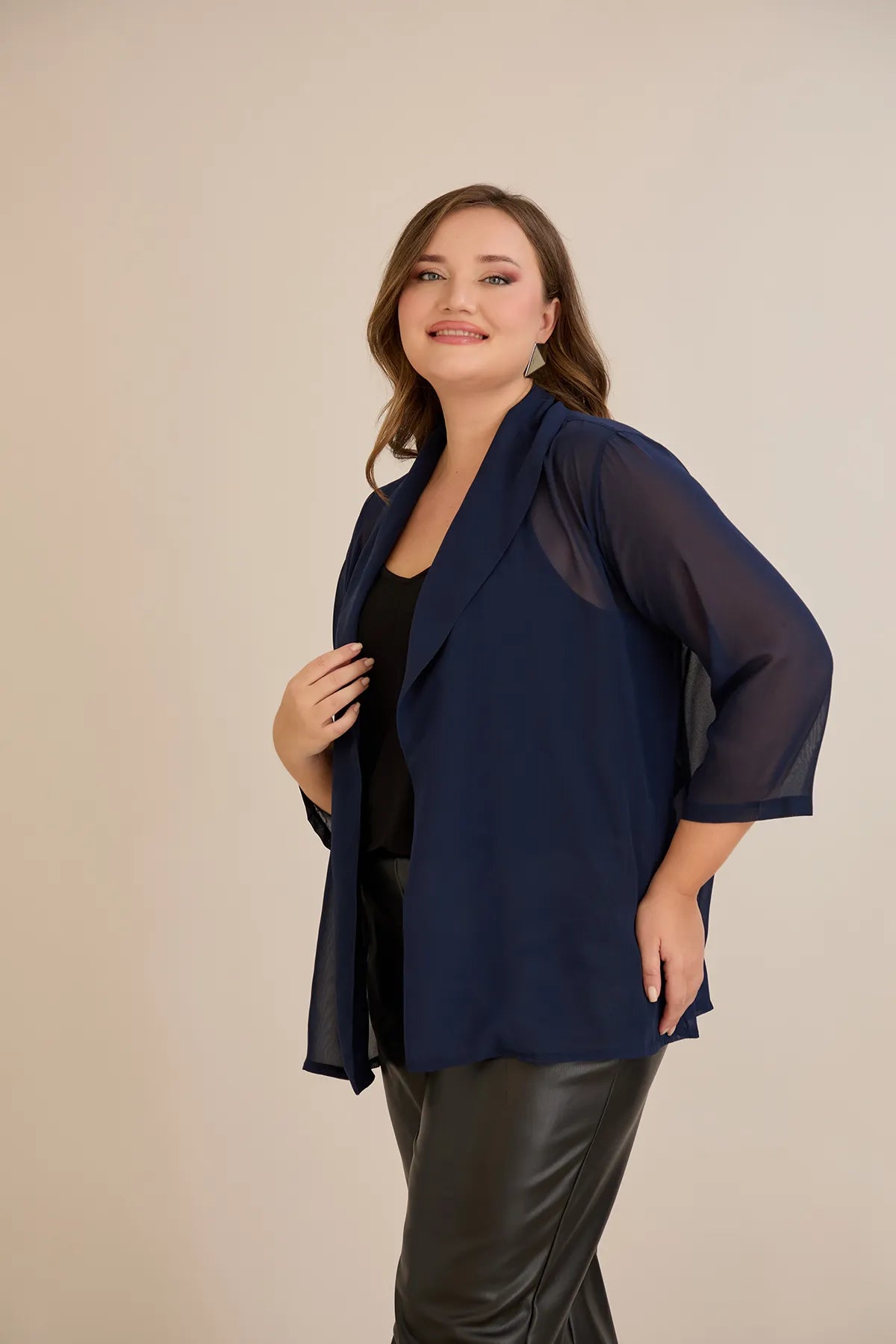 Γιορτινή κάπα από μουσελίνα σε σκούρο μπλε χρώμα σε μεγάλα μεγέθη