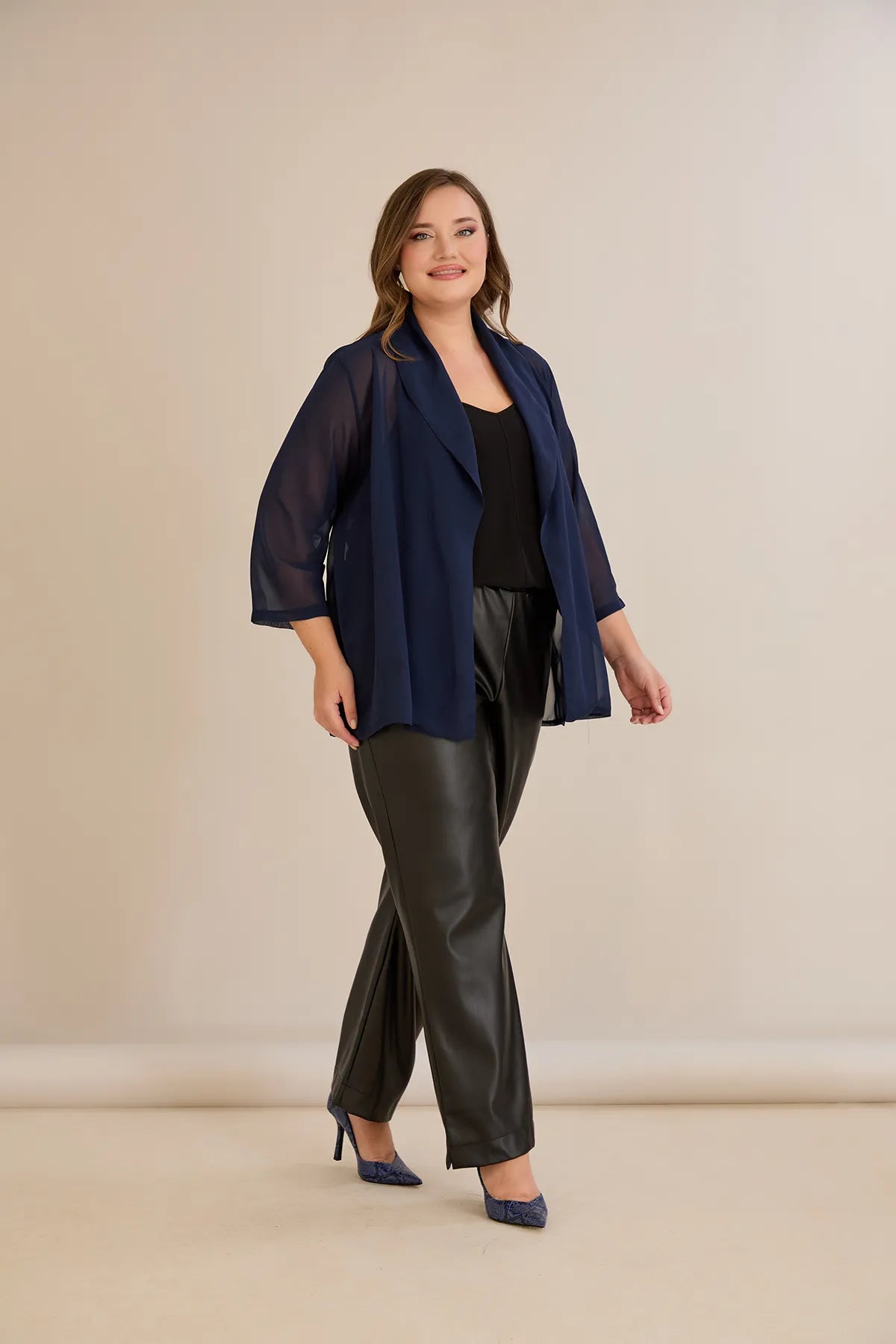 Γιορτινή κάπα από μουσελίνα σε σκούρο μπλε χρώμα σε μεγάλα μεγέθη