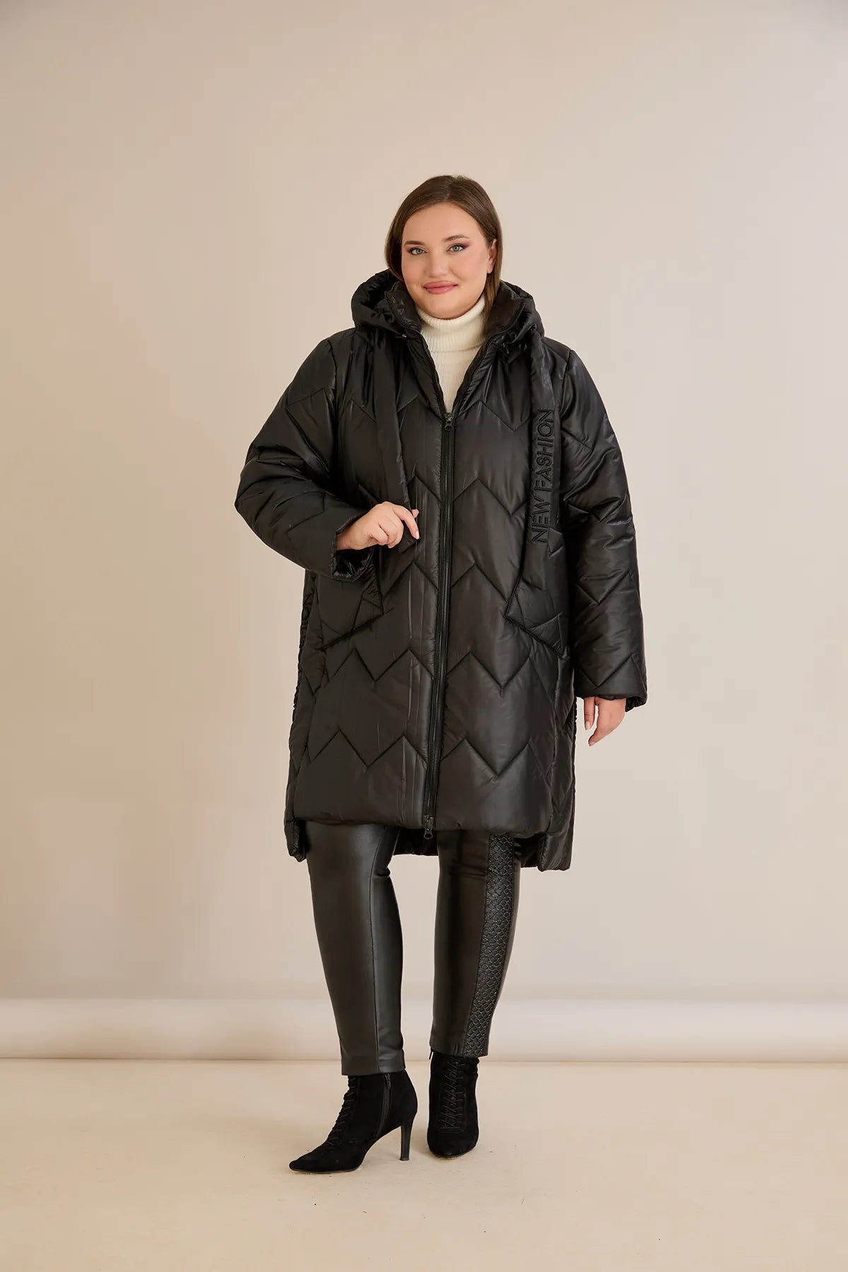 Ψηλόμεσο κολάν δερματίνης με επένδυση και εντυπωσιακή διακόσμηση με δίχτυ σε μαύρο χρώμα σε μεγάλα μεγέθη