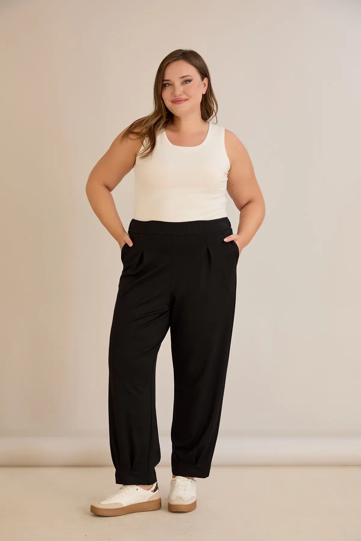 Ελαστικό παντελόνι από βισκόζη με πιέτες σε μαύρο χρώμα σε μεγάλα μεγέθη