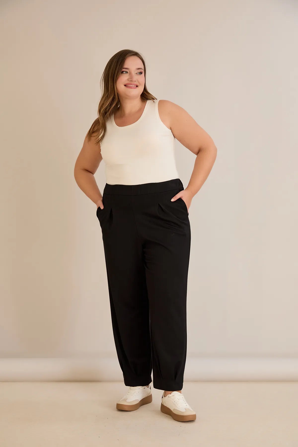 Ελαστικό παντελόνι από βισκόζη με πιέτες σε μαύρο χρώμα σε μεγάλα μεγέθη