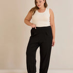 Ελαστικό παντελόνι από βισκόζη με πιέτες σε μαύρο χρώμα σε μεγάλα μεγέθη