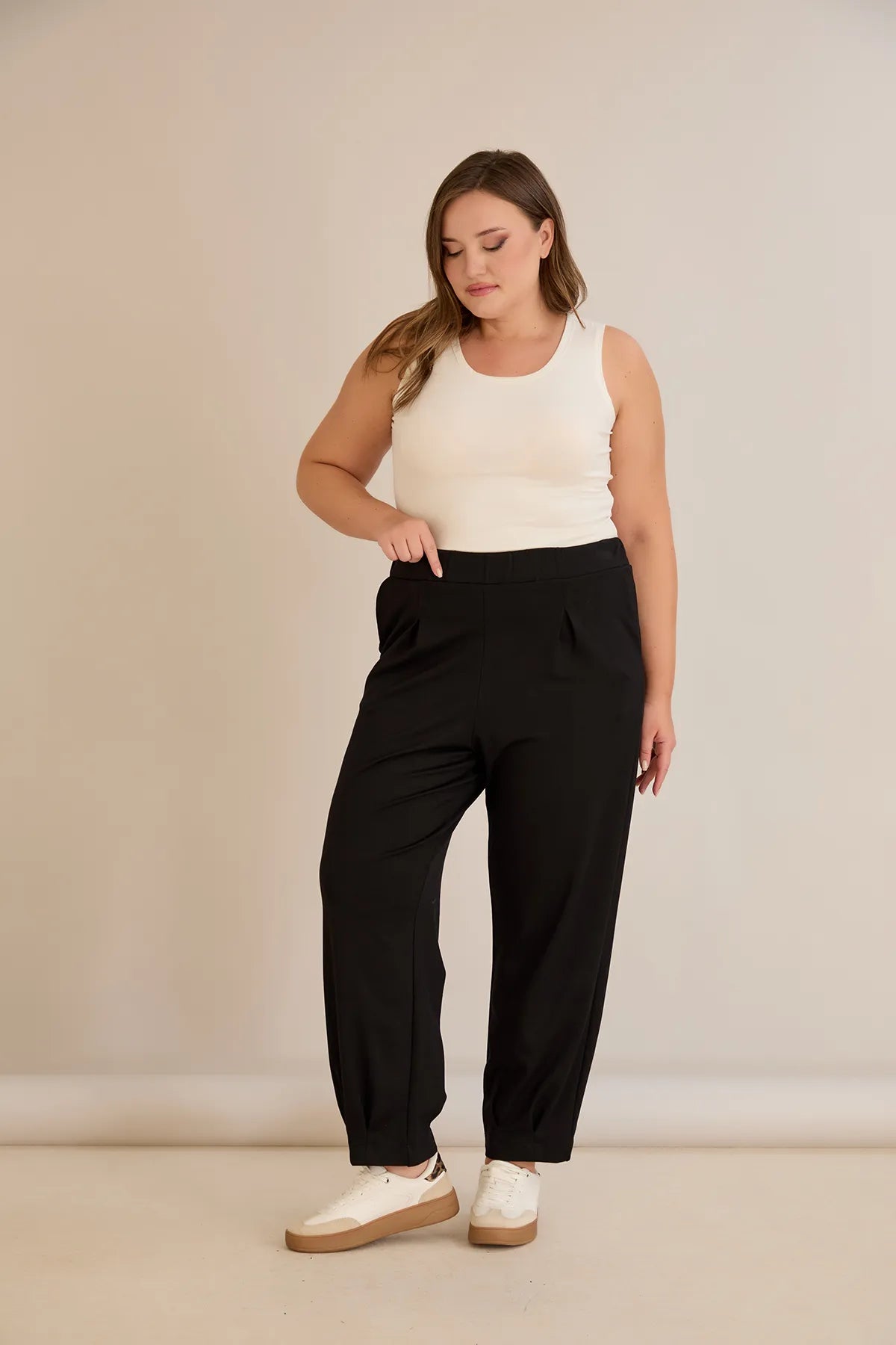 Ελαστικό παντελόνι από βισκόζη με πιέτες σε μαύρο χρώμα σε μεγάλα μεγέθη