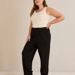 Ελαστικό παντελόνι από βισκόζη με πιέτες σε μαύρο χρώμα σε μεγάλα μεγέθη