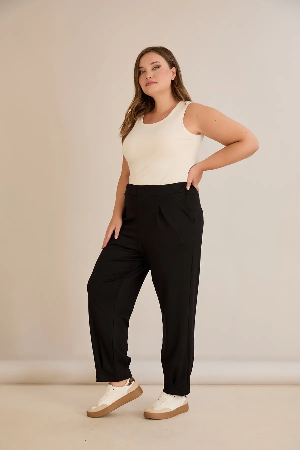 Ελαστικό παντελόνι από βισκόζη με πιέτες σε μαύρο χρώμα σε μεγάλα μεγέθη