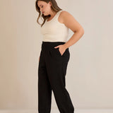 Ελαστικό παντελόνι από βισκόζη με πιέτες σε μαύρο χρώμα σε μεγάλα μεγέθη