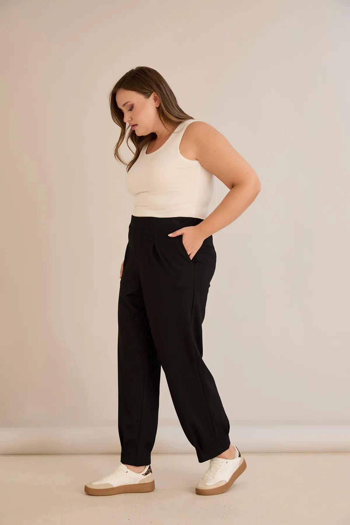 Ελαστικό παντελόνι από βισκόζη με πιέτες σε μαύρο χρώμα σε μεγάλα μεγέθη