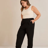 Ελαστικό παντελόνι από βισκόζη με πιέτες σε μαύρο χρώμα σε μεγάλα μεγέθη