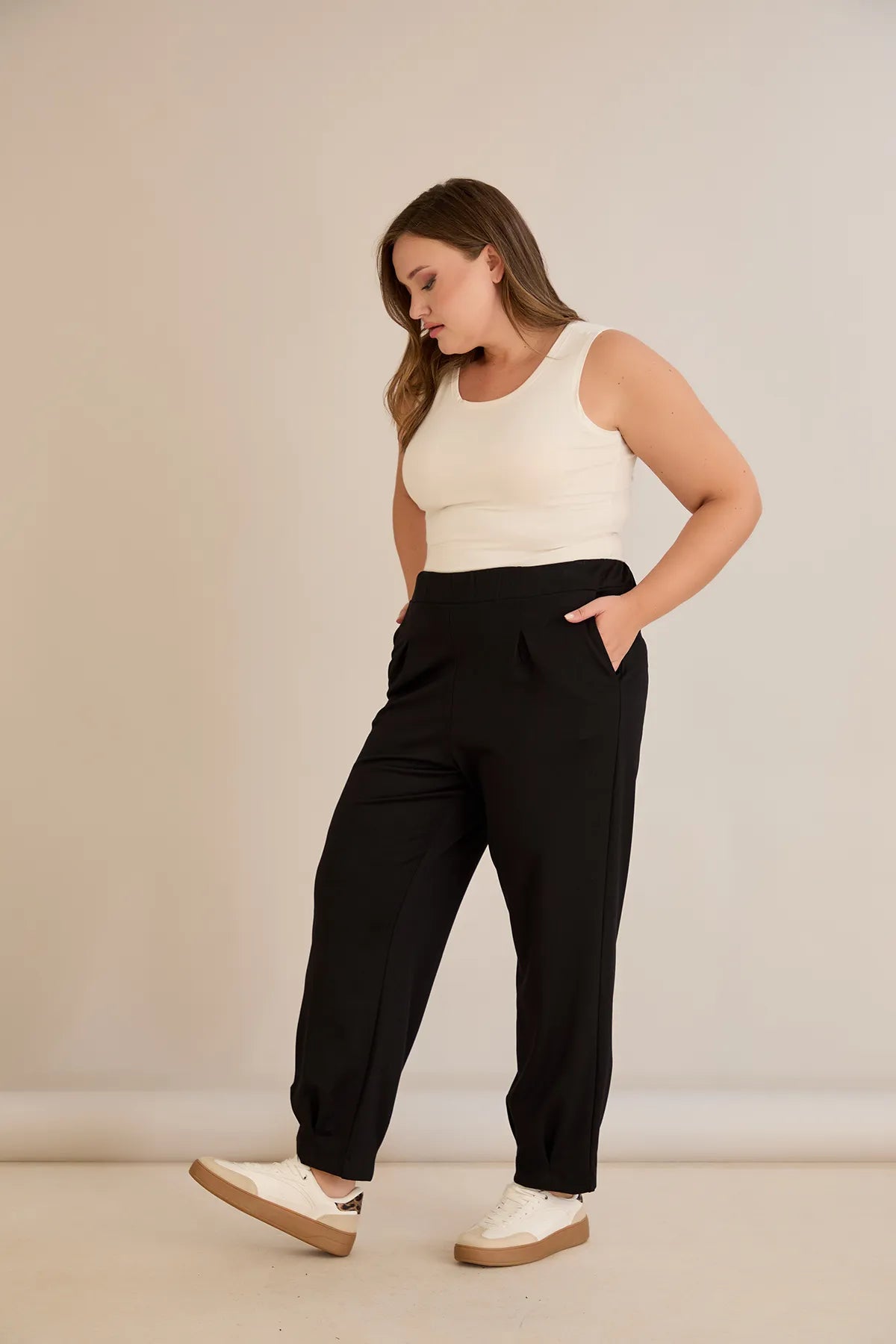 Ελαστικό παντελόνι από βισκόζη με πιέτες σε μαύρο χρώμα σε μεγάλα μεγέθη