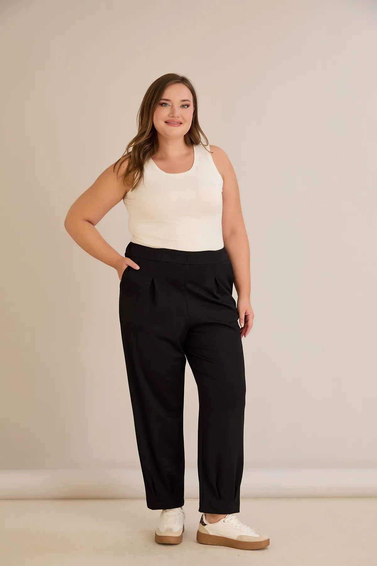 Ελαστικό παντελόνι από βισκόζη με πιέτες σε μαύρο χρώμα σε μεγάλα μεγέθη