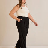 Ελαστικό παντελόνι από βισκόζη με πιέτες σε μαύρο χρώμα σε μεγάλα μεγέθη