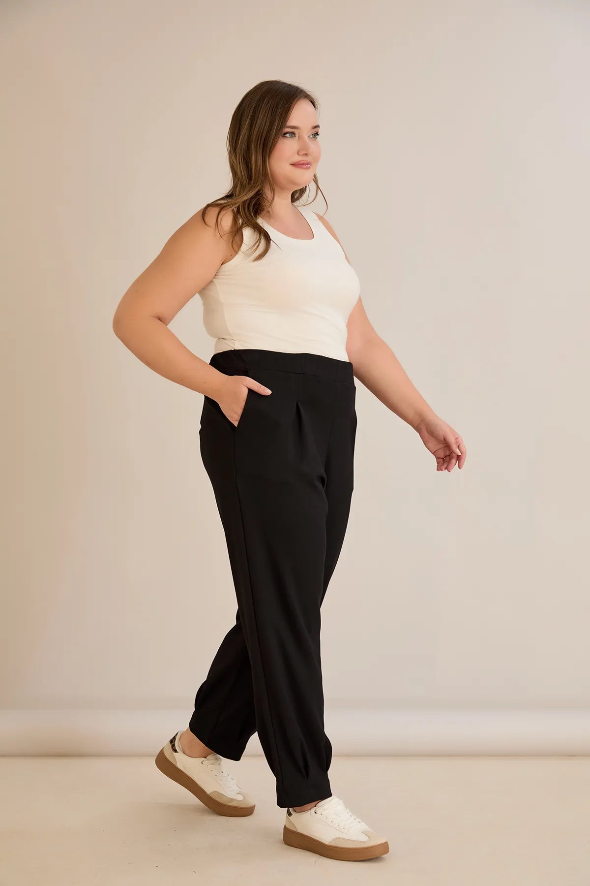 Ελαστικό παντελόνι από βισκόζη με πιέτες σε μαύρο χρώμα σε μεγάλα μεγέθη