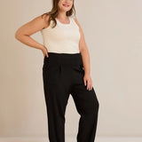 Ελαστικό παντελόνι από βισκόζη με πιέτες σε μαύρο χρώμα σε μεγάλα μεγέθη