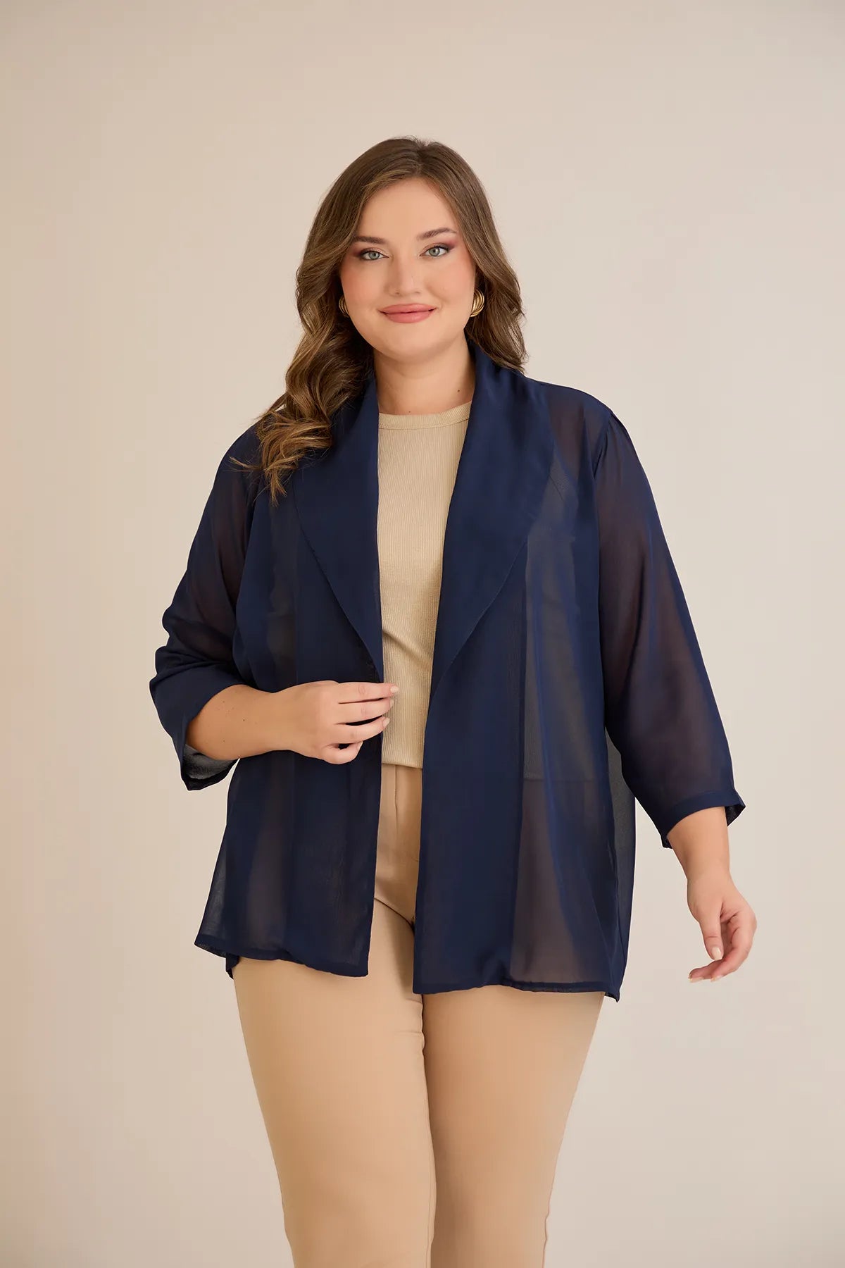 Γιορτινή κάπα από μουσελίνα σε σκούρο μπλε χρώμα σε μεγάλα μεγέθη