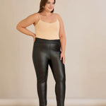 Ψηλόμεσο κολάν δερματίνης με επένδυση και εντυπωσιακή διακόσμηση με δίχτυ σε μαύρο χρώμα σε μεγάλα μεγέθη