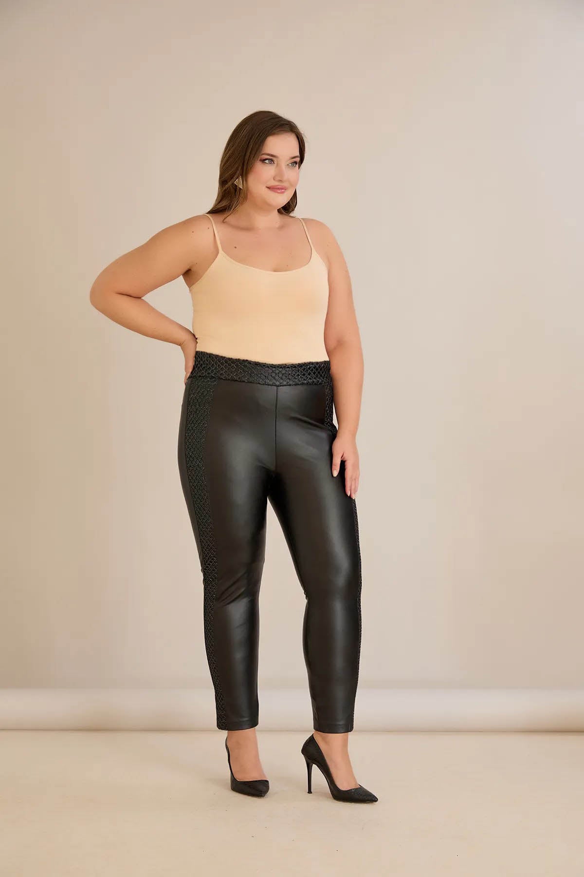 Ψηλόμεσο κολάν δερματίνης με επένδυση και εντυπωσιακή διακόσμηση με δίχτυ σε μαύρο χρώμα σε μεγάλα μεγέθη