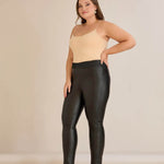 Ψηλόμεσο κολάν δερματίνης με επένδυση και εντυπωσιακή διακόσμηση με δίχτυ σε μαύρο χρώμα σε μεγάλα μεγέθη