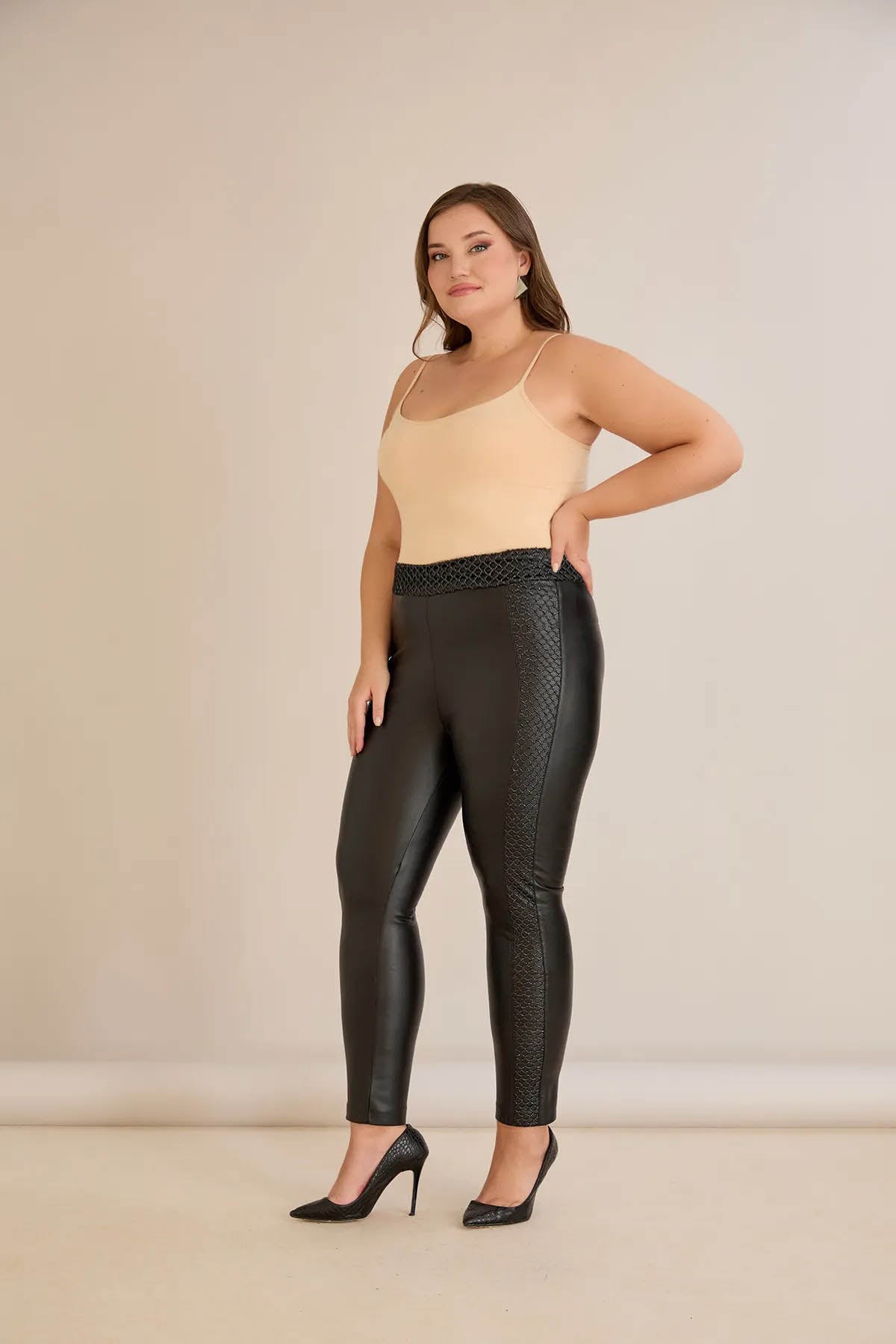 Ψηλόμεσο κολάν δερματίνης με επένδυση και εντυπωσιακή διακόσμηση με δίχτυ σε μαύρο χρώμα σε μεγάλα μεγέθη