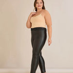 Ψηλόμεσο κολάν δερματίνης με επένδυση και εντυπωσιακή διακόσμηση με δίχτυ σε μαύρο χρώμα σε μεγάλα μεγέθη