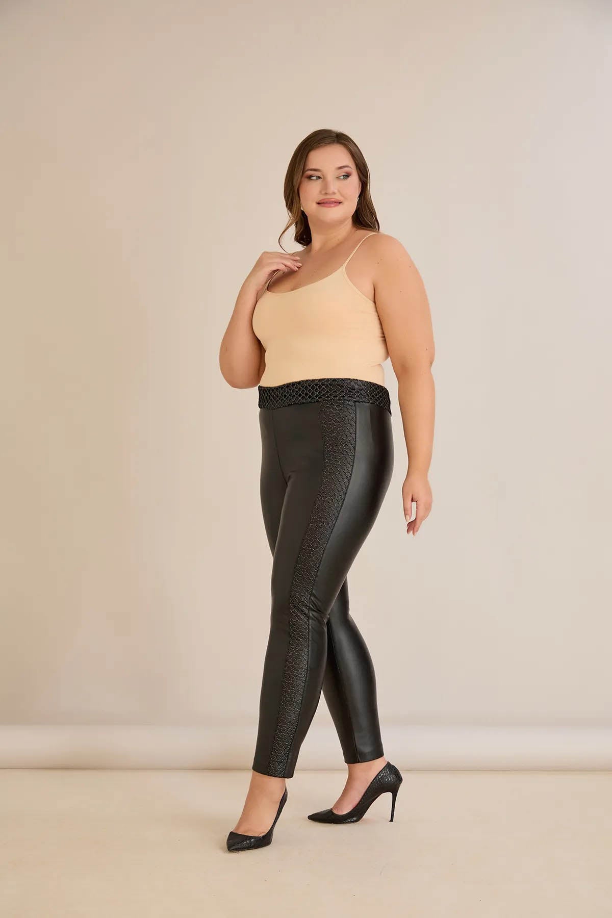 Ψηλόμεσο κολάν δερματίνης με επένδυση και εντυπωσιακή διακόσμηση με δίχτυ σε μαύρο χρώμα σε μεγάλα μεγέθη