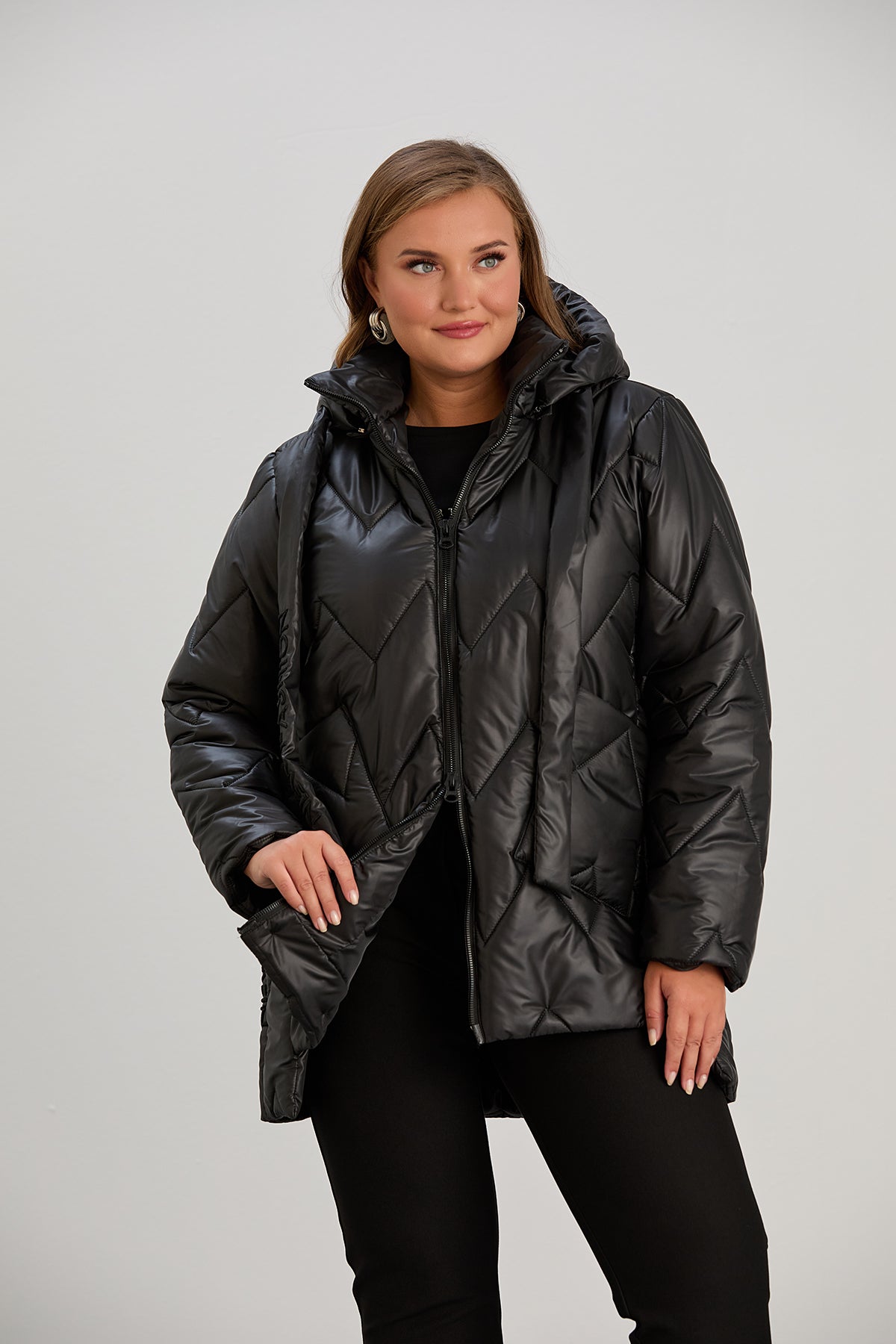 Μοντέρνο μπουφάν με διπλό φερμουάρ και αποσπώμενη κουκούλα σε μεγάλα μεγέθη- Μαύρο