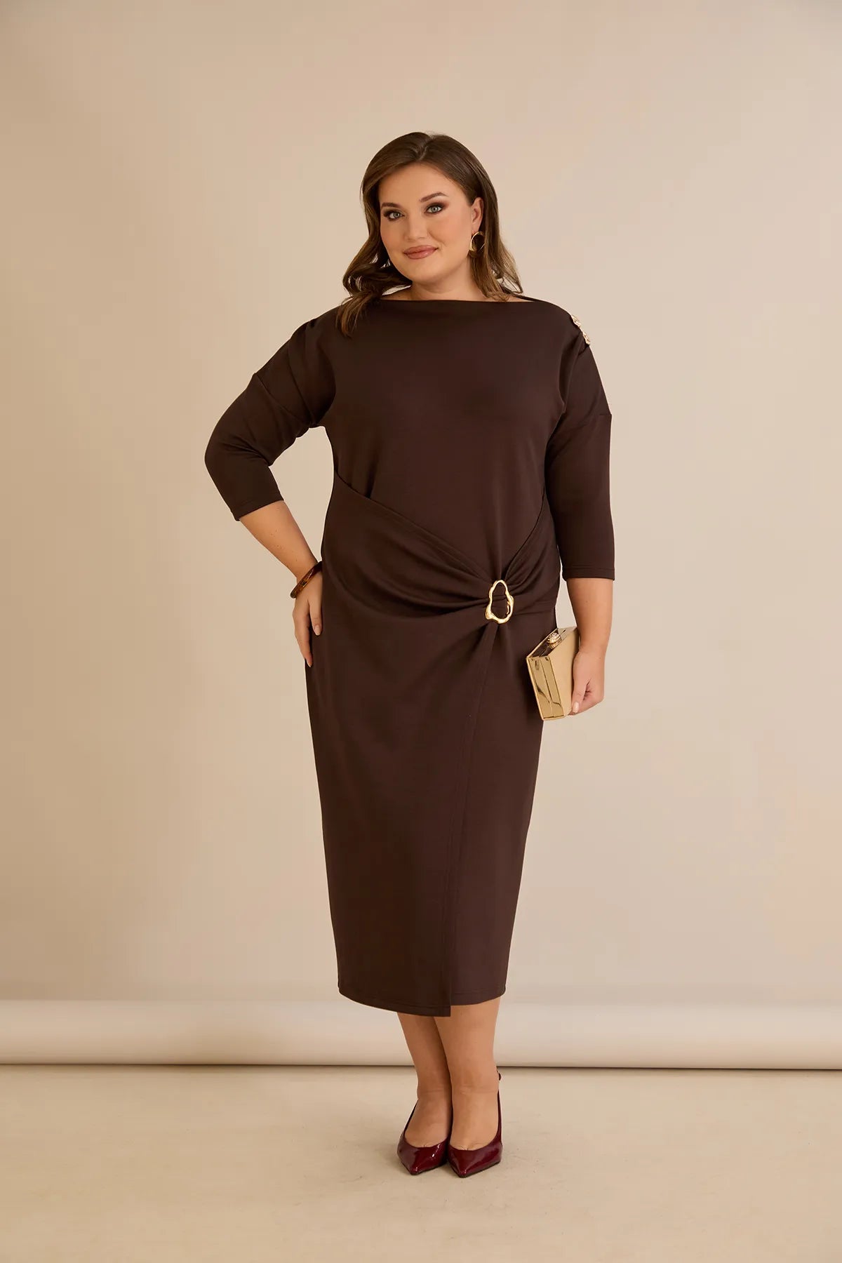 Κομψό φόρεμα με χρυσές λεπτομέρειες σε καφέ χρώμα σε μεγάλα μεγέθη