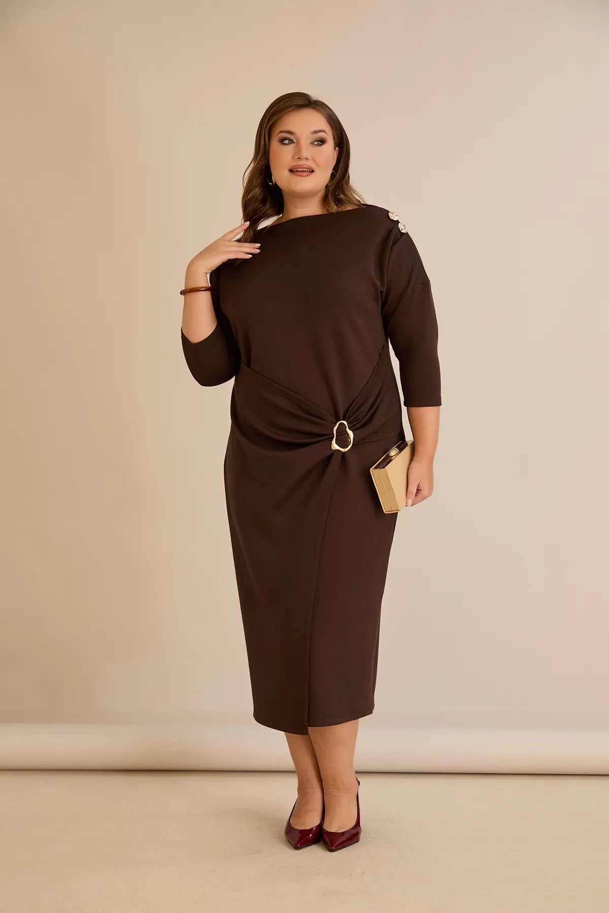 Κομψό φόρεμα με χρυσές λεπτομέρειες σε καφέ χρώμα σε μεγάλα μεγέθη