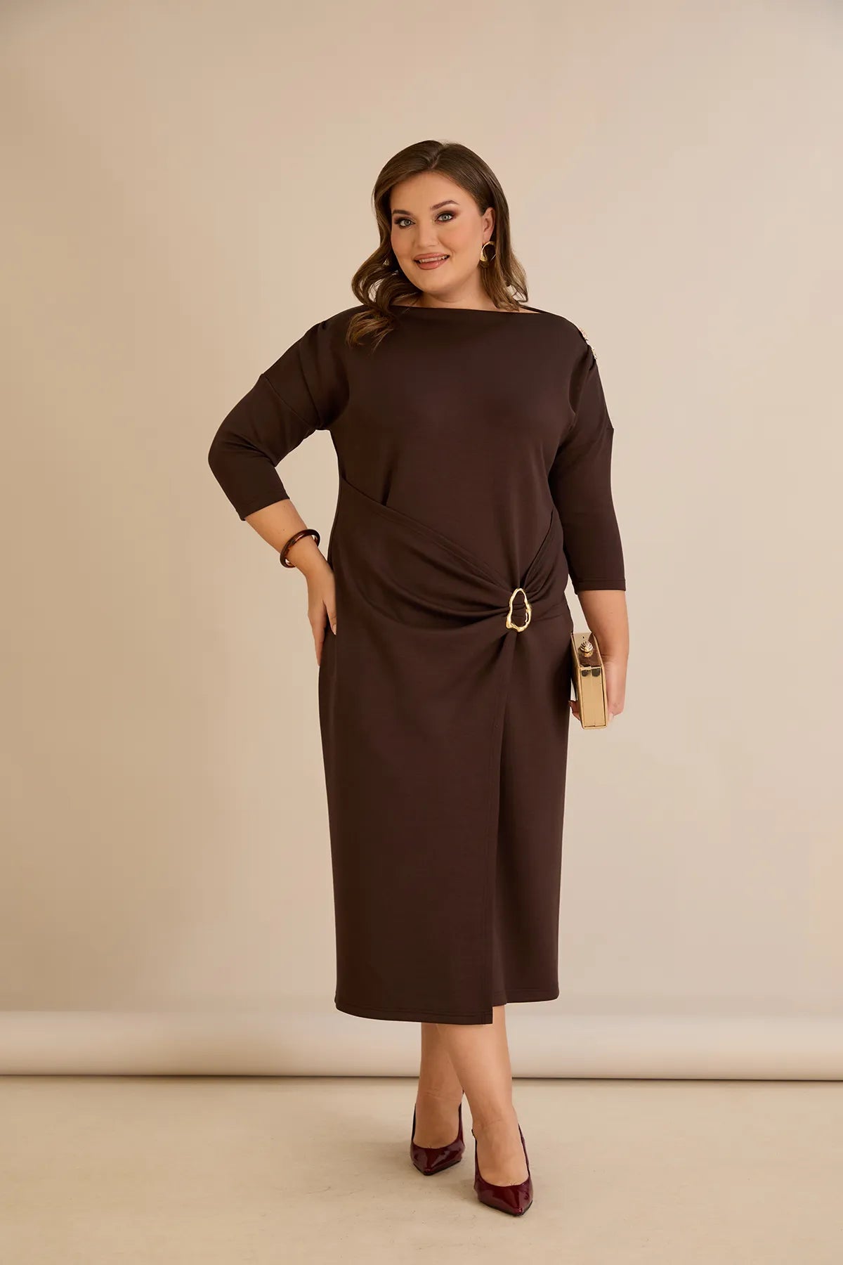 Κομψό φόρεμα με χρυσές λεπτομέρειες σε καφέ χρώμα σε μεγάλα μεγέθη
