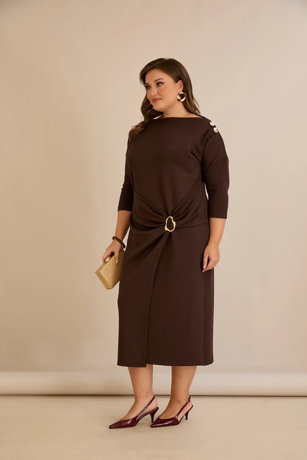 Κομψό φόρεμα με χρυσές λεπτομέρειες σε καφέ χρώμα σε μεγάλα μεγέθη