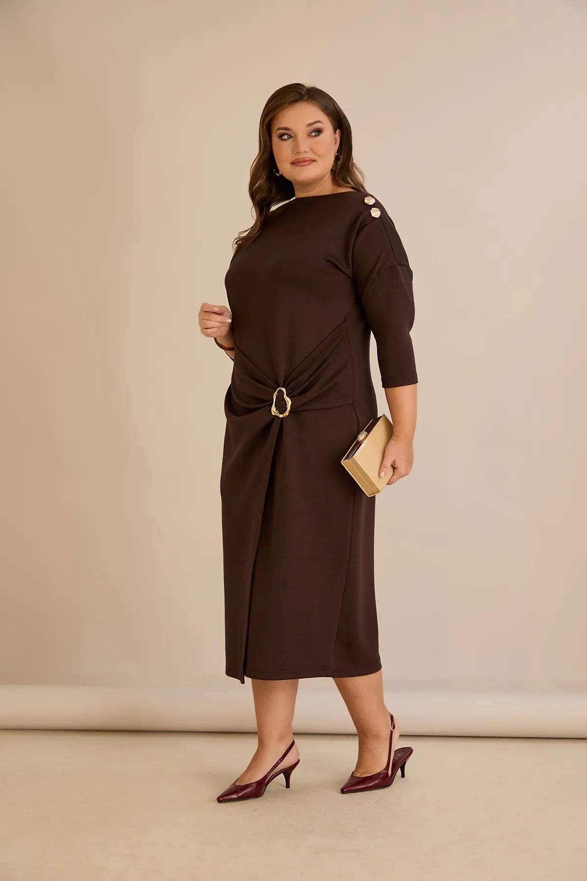 Κομψό φόρεμα με χρυσές λεπτομέρειες σε καφέ χρώμα σε μεγάλα μεγέθη