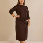 Κομψό φόρεμα με χρυσές λεπτομέρειες σε καφέ χρώμα σε μεγάλα μεγέθη