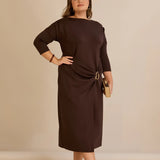 Κομψό φόρεμα με χρυσές λεπτομέρειες σε καφέ χρώμα σε μεγάλα μεγέθη