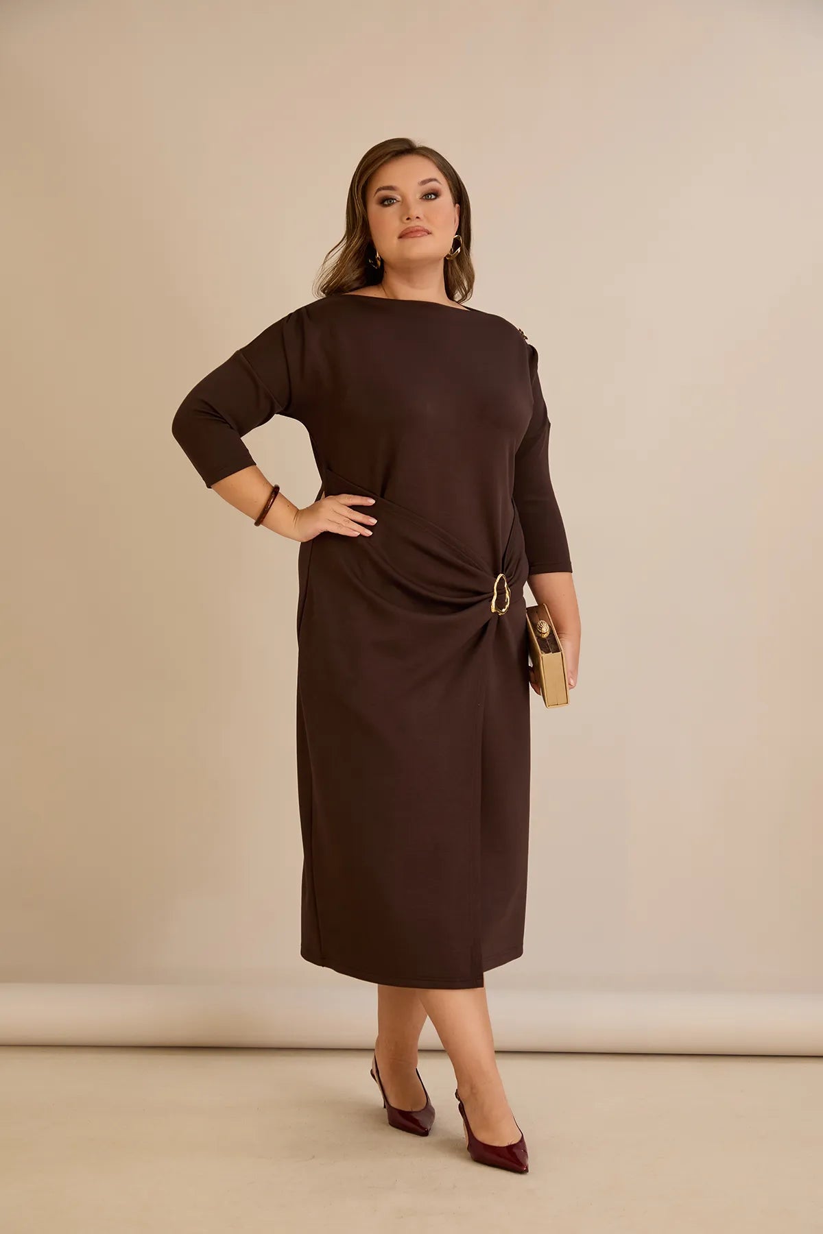 Κομψό φόρεμα με χρυσές λεπτομέρειες σε καφέ χρώμα σε μεγάλα μεγέθη