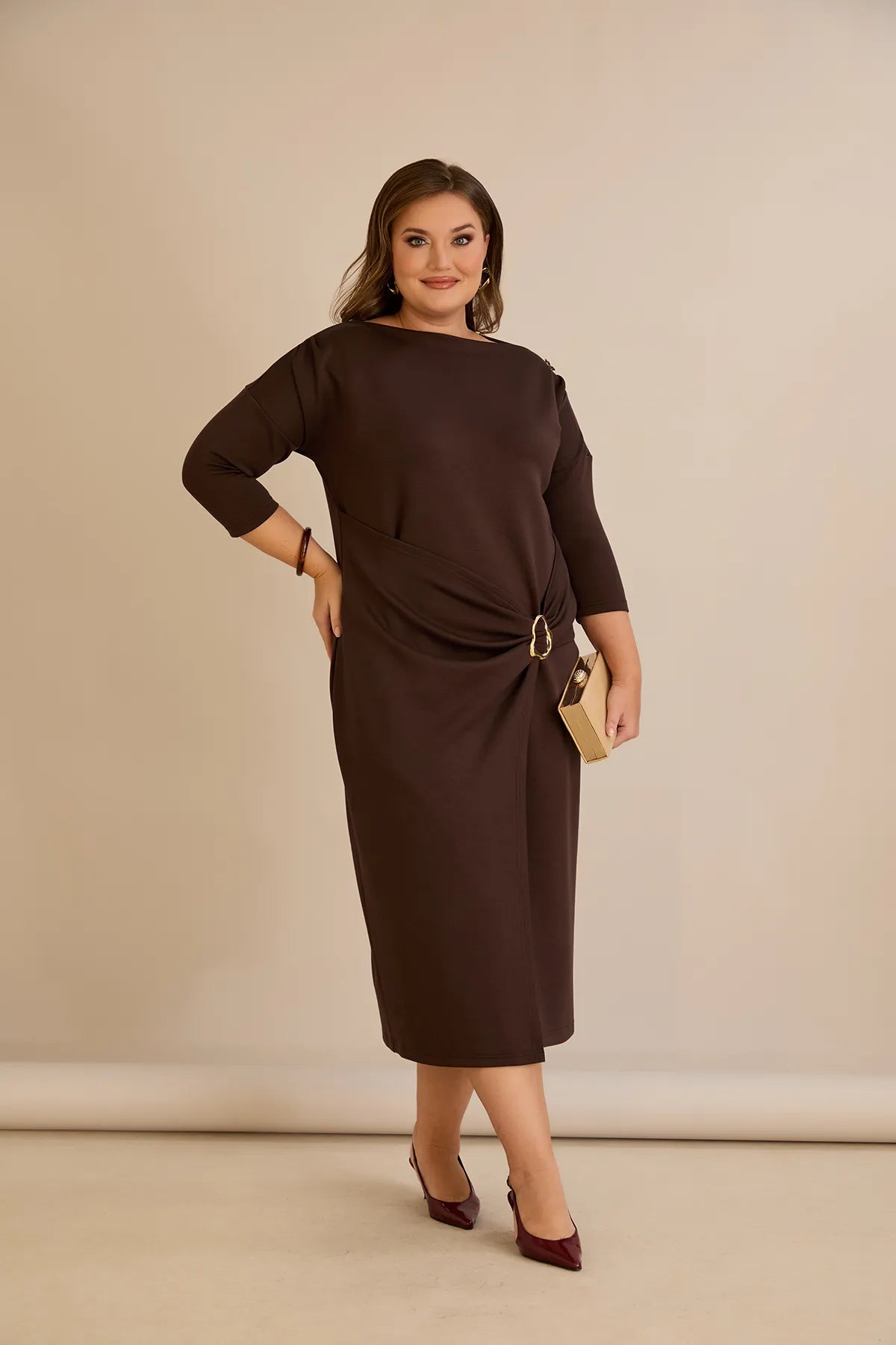 Κομψό φόρεμα με χρυσές λεπτομέρειες σε καφέ χρώμα σε μεγάλα μεγέθη