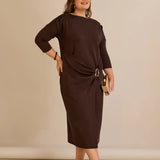 Κομψό φόρεμα με χρυσές λεπτομέρειες σε καφέ χρώμα σε μεγάλα μεγέθη