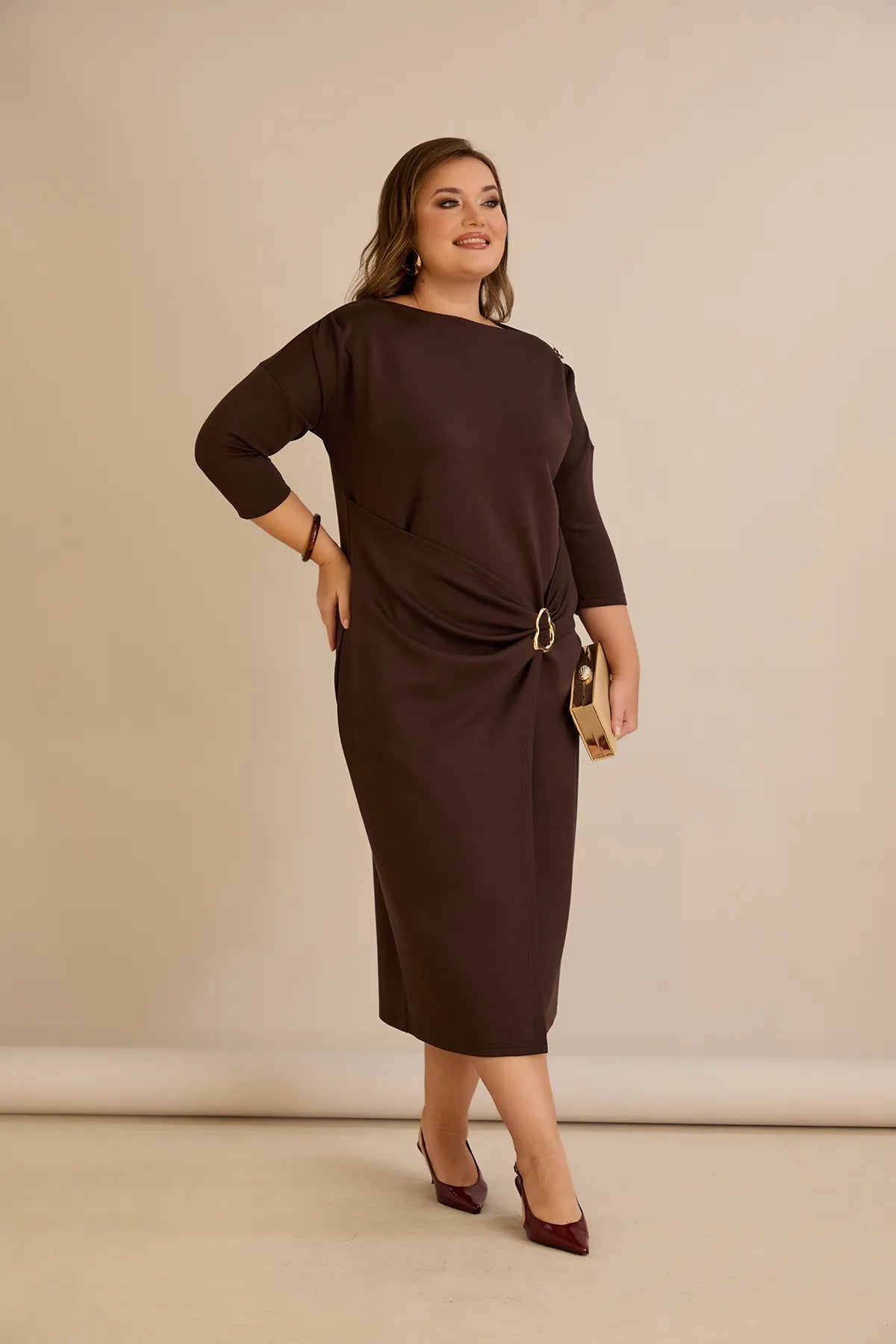 Κομψό φόρεμα με χρυσές λεπτομέρειες σε καφέ χρώμα σε μεγάλα μεγέθη