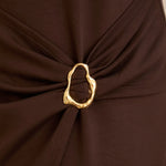 Κομψό φόρεμα με χρυσές λεπτομέρειες σε καφέ χρώμα σε μεγάλα μεγέθη