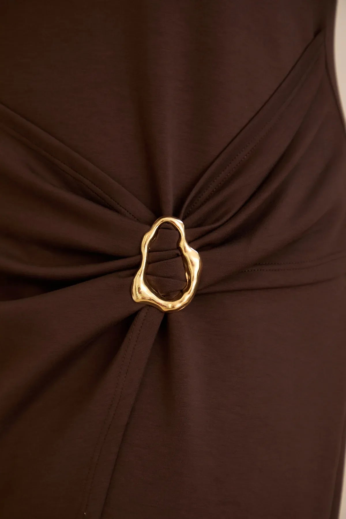 Κομψό φόρεμα με χρυσές λεπτομέρειες σε καφέ χρώμα σε μεγάλα μεγέθη
