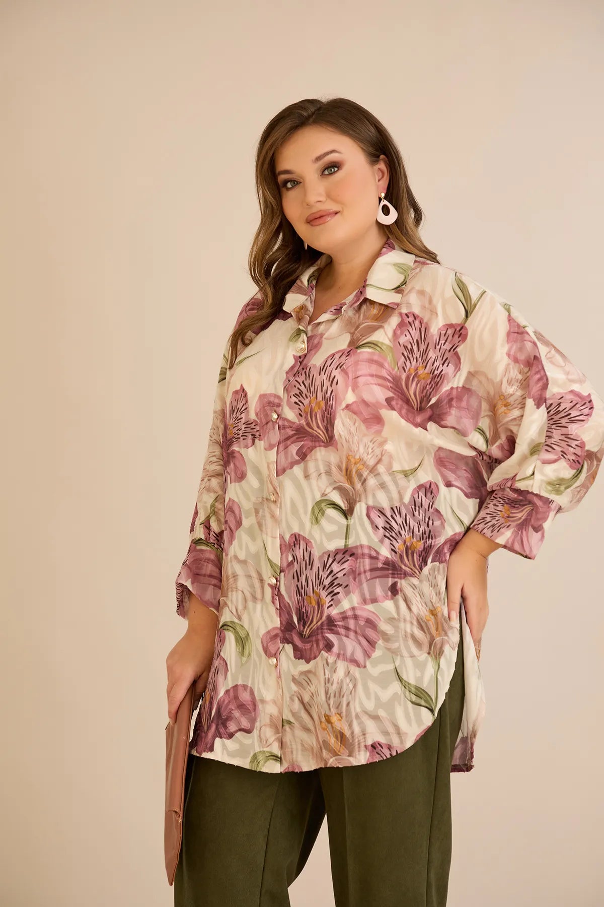 Κομψό πουκάμισο με φλοράλ σχέδιο σάπιο μήλο σε μεγάλα μεγέθη