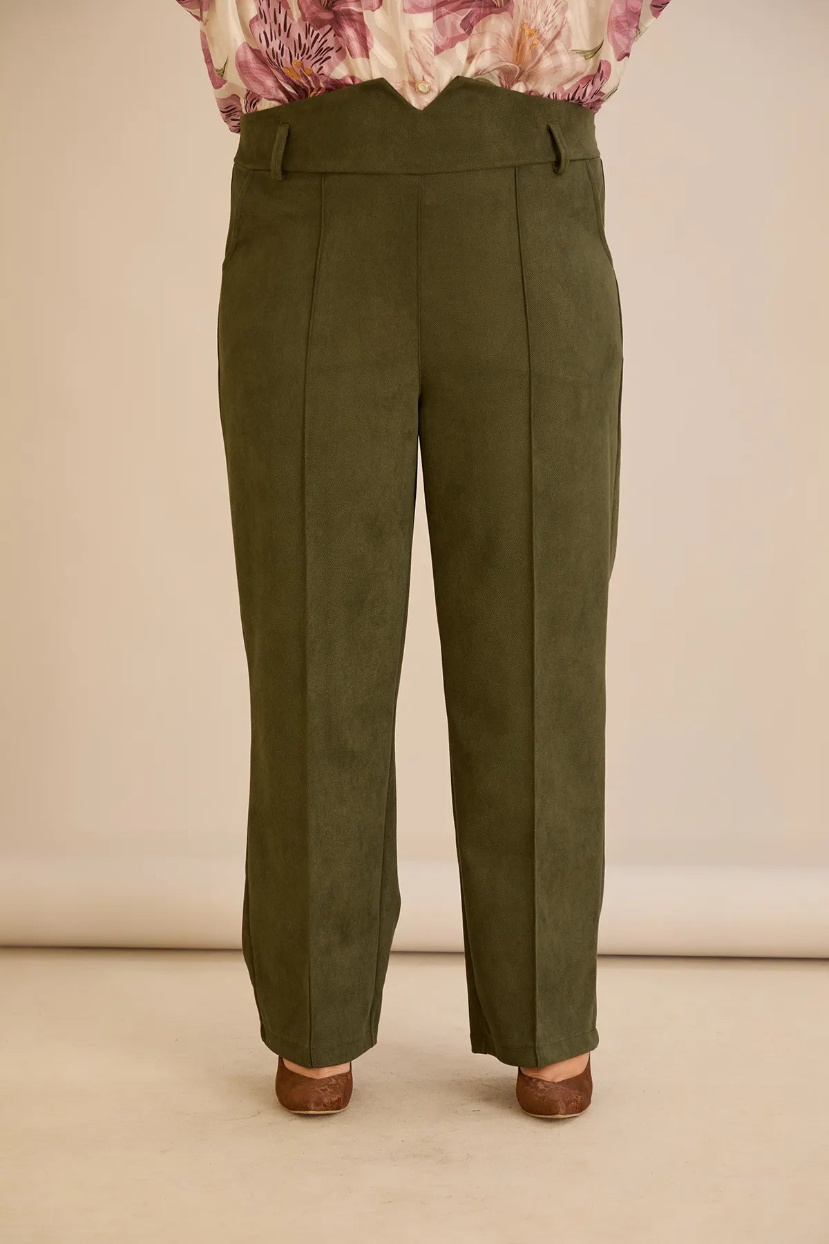 Κομψό παντελόνι με μπροστινή ραφή και ψηλή μέση σε Χακί χρώμα σε μεγάλα μεγέθη