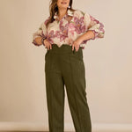 Κομψό παντελόνι με μπροστινή ραφή και ψηλή μέση σε Χακί χρώμα σε μεγάλα μεγέθη