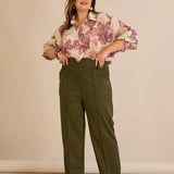 Κομψό παντελόνι με μπροστινή ραφή και ψηλή μέση σε Χακί χρώμα σε μεγάλα μεγέθη