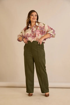 Κομψό παντελόνι με μπροστινή ραφή και ψηλή μέση σε Χακί χρώμα σε μεγάλα μεγέθη